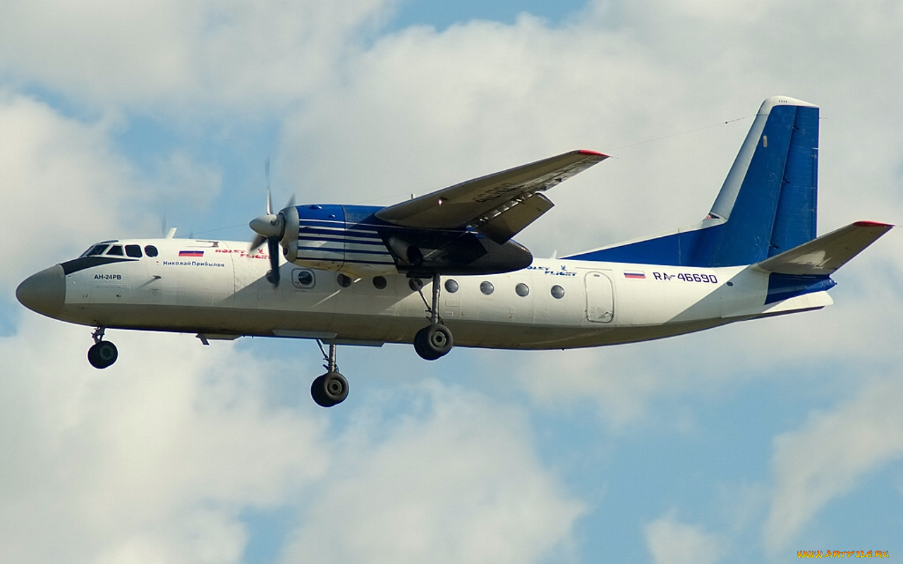 Ан 24 пассажирский самолет пассажирские самолеты. АН-24 пассажирский самолёт. АН-24 РВ пассажирский самолёт. АН-24 пассажирский самолёт АЛРОСА. Пассажирский ан24 Украина.